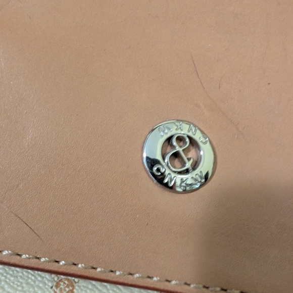 Elegant Tan and Cream Handbag - Picture 5 of 10